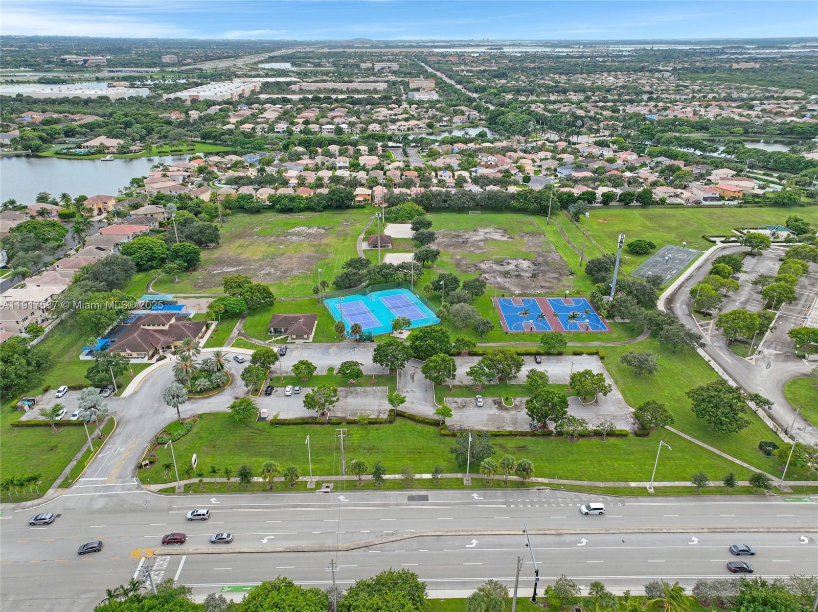 HOLLYWOOD LAKES COUNTRY C - Residential