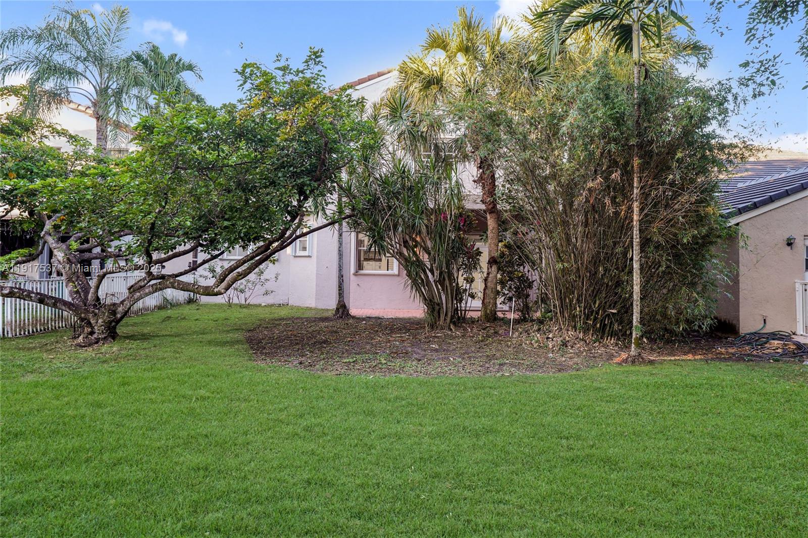 HOLLYWOOD LAKES COUNTRY C - Residential