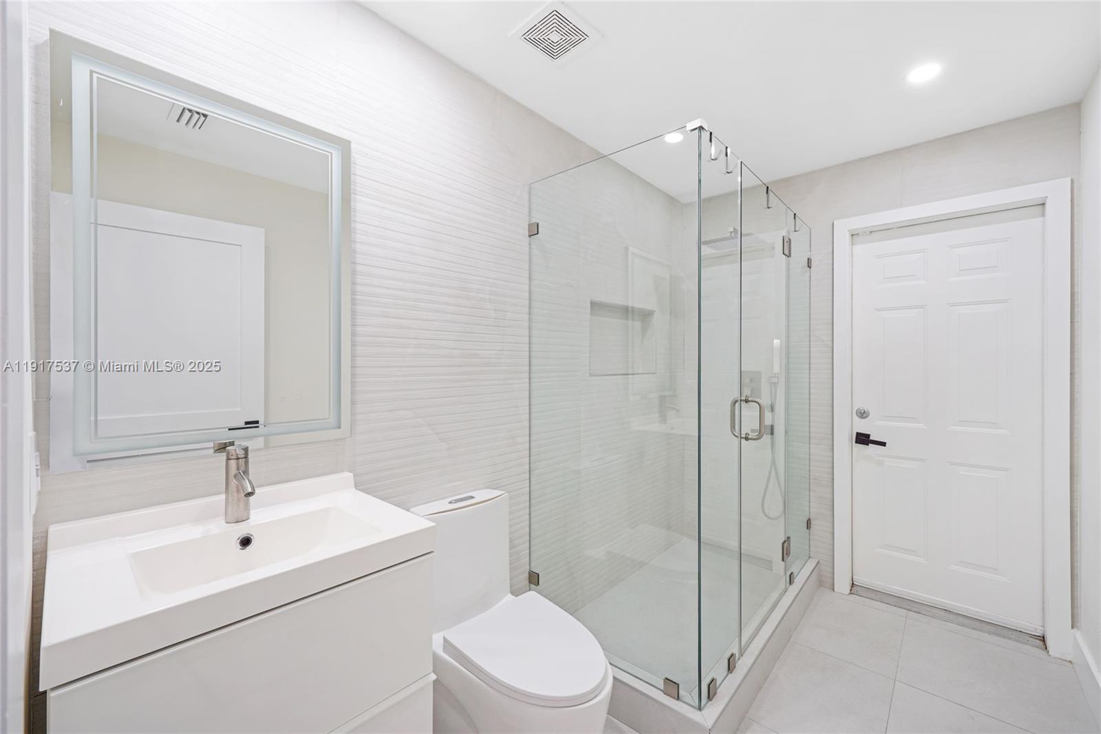 HOLLYWOOD LAKES COUNTRY C - Residential