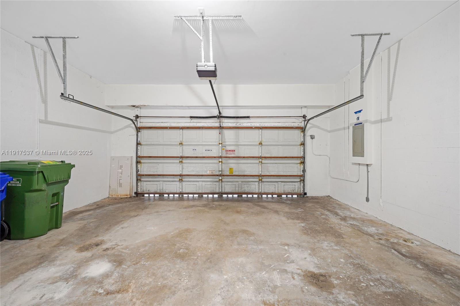 HOLLYWOOD LAKES COUNTRY C - Residential