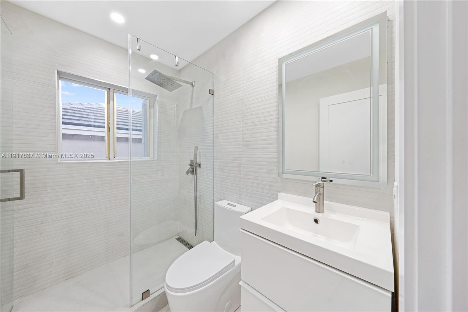 HOLLYWOOD LAKES COUNTRY C - Residential