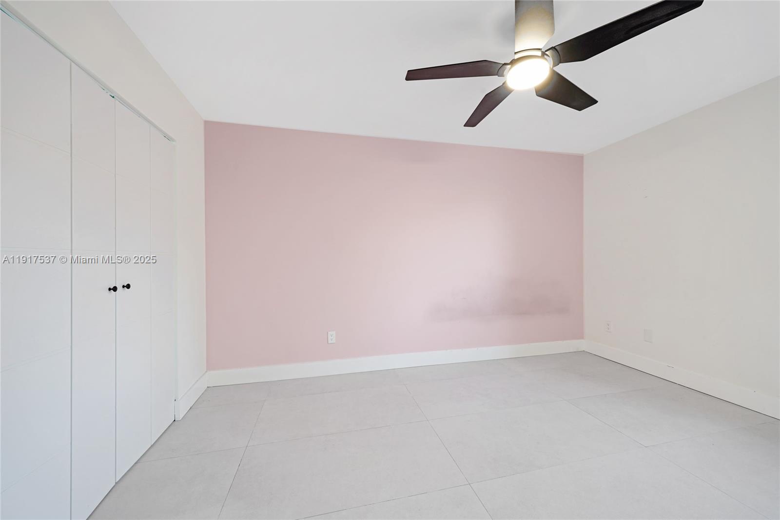 HOLLYWOOD LAKES COUNTRY C - Residential