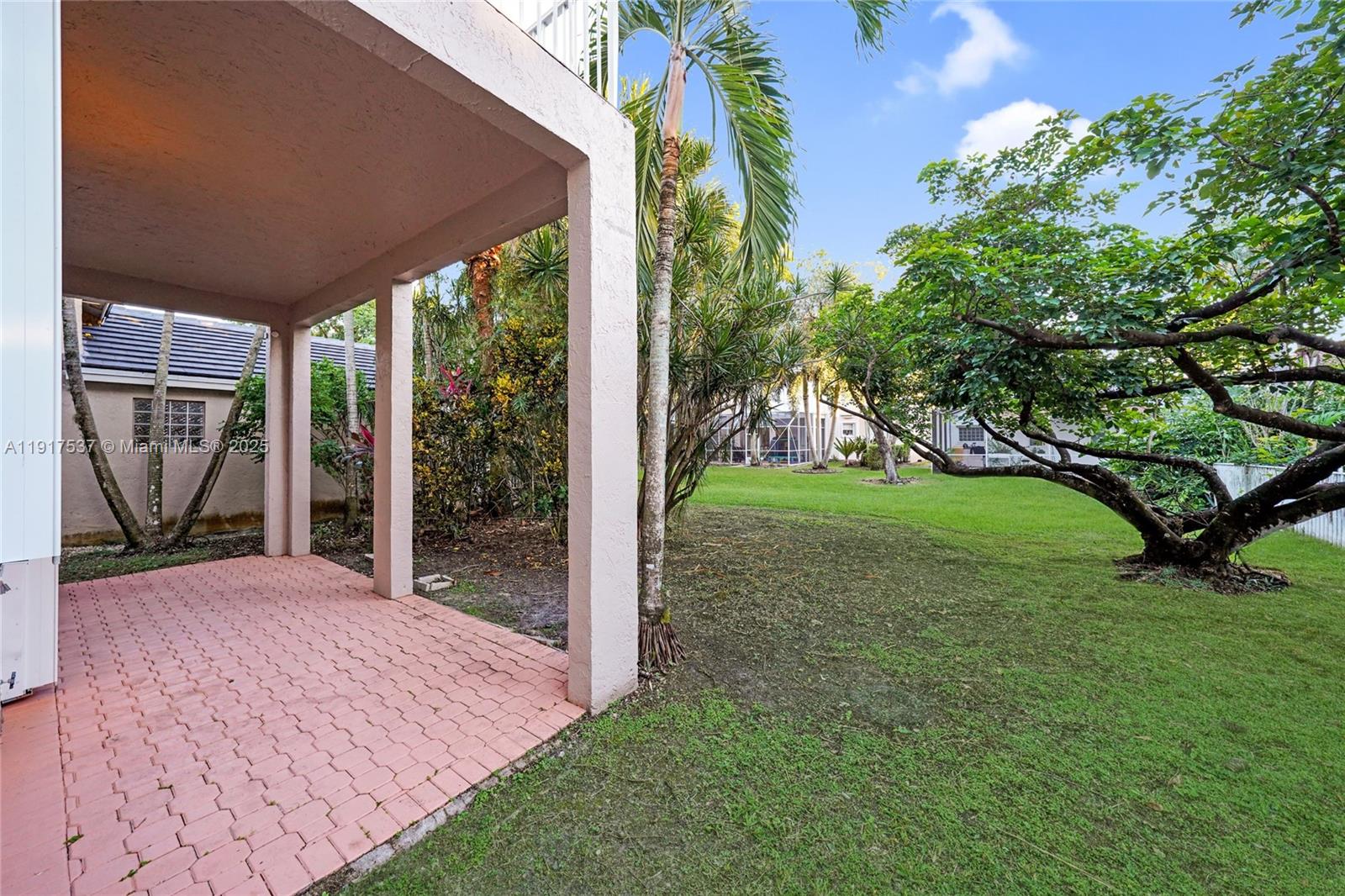 HOLLYWOOD LAKES COUNTRY C - Residential