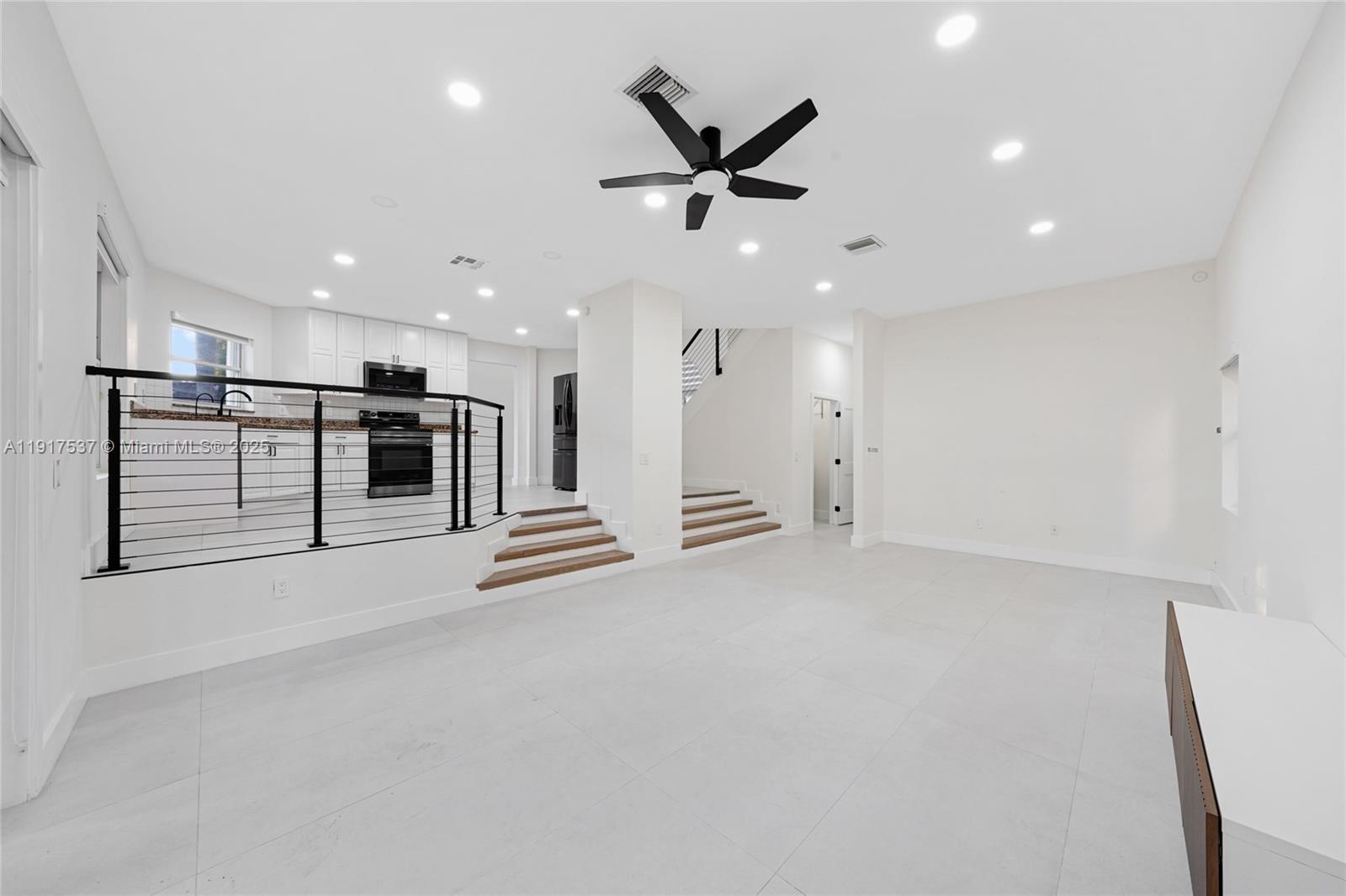 HOLLYWOOD LAKES COUNTRY C - Residential