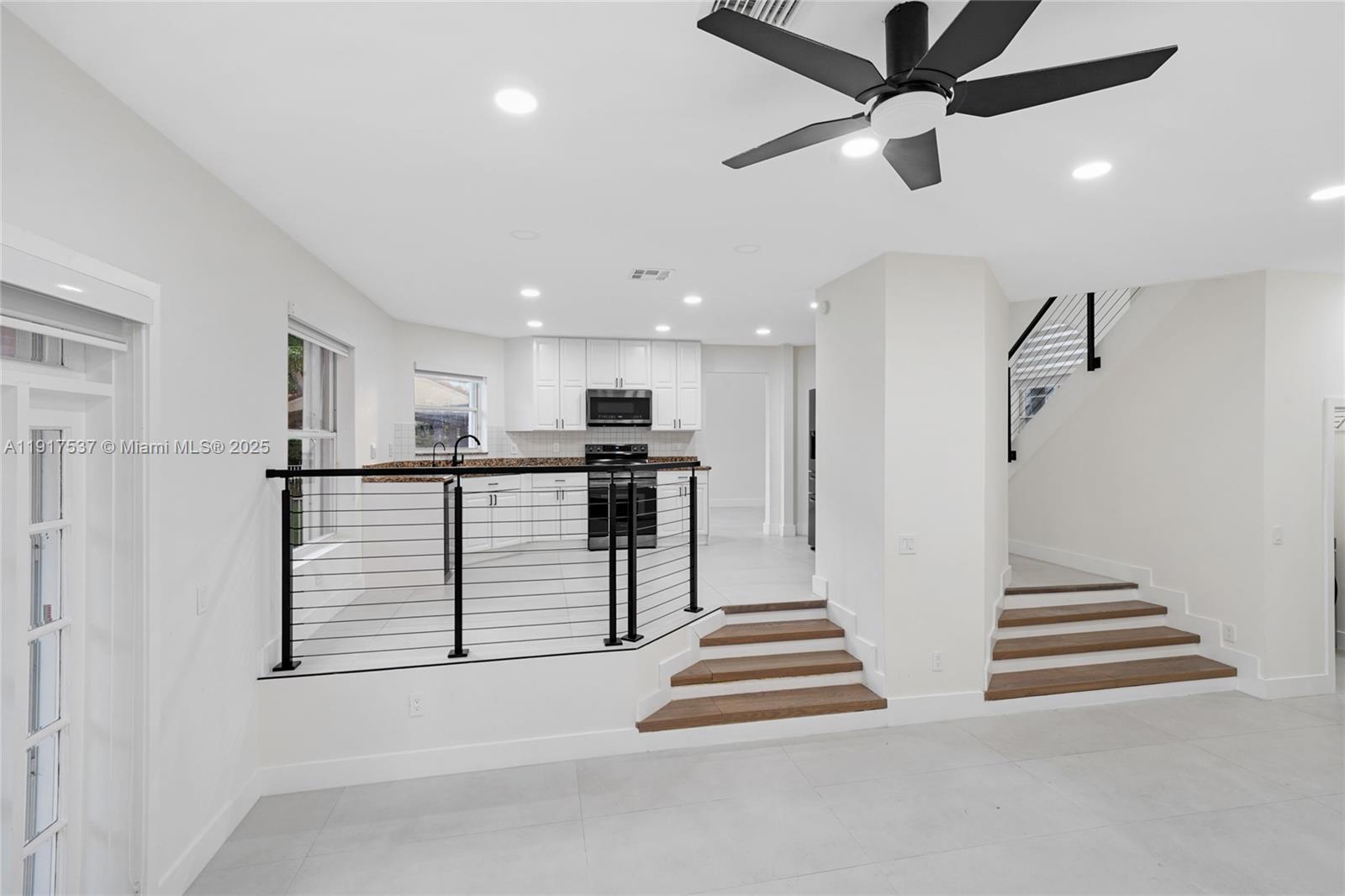 HOLLYWOOD LAKES COUNTRY C - Residential