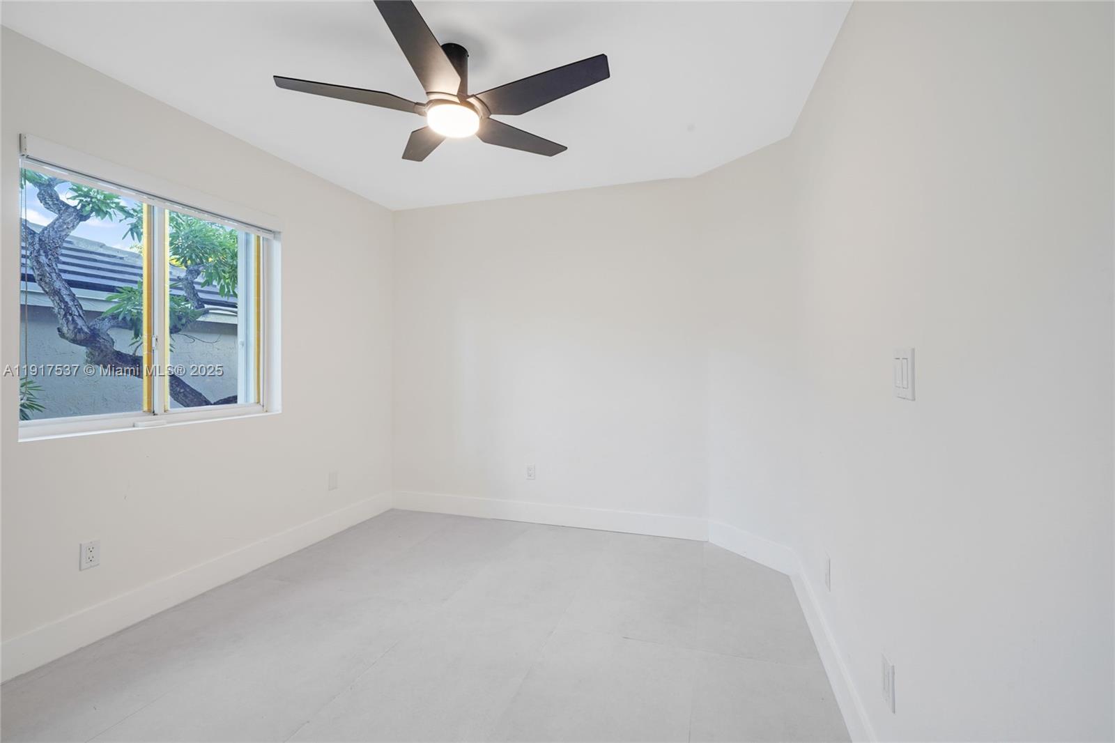 HOLLYWOOD LAKES COUNTRY C - Residential