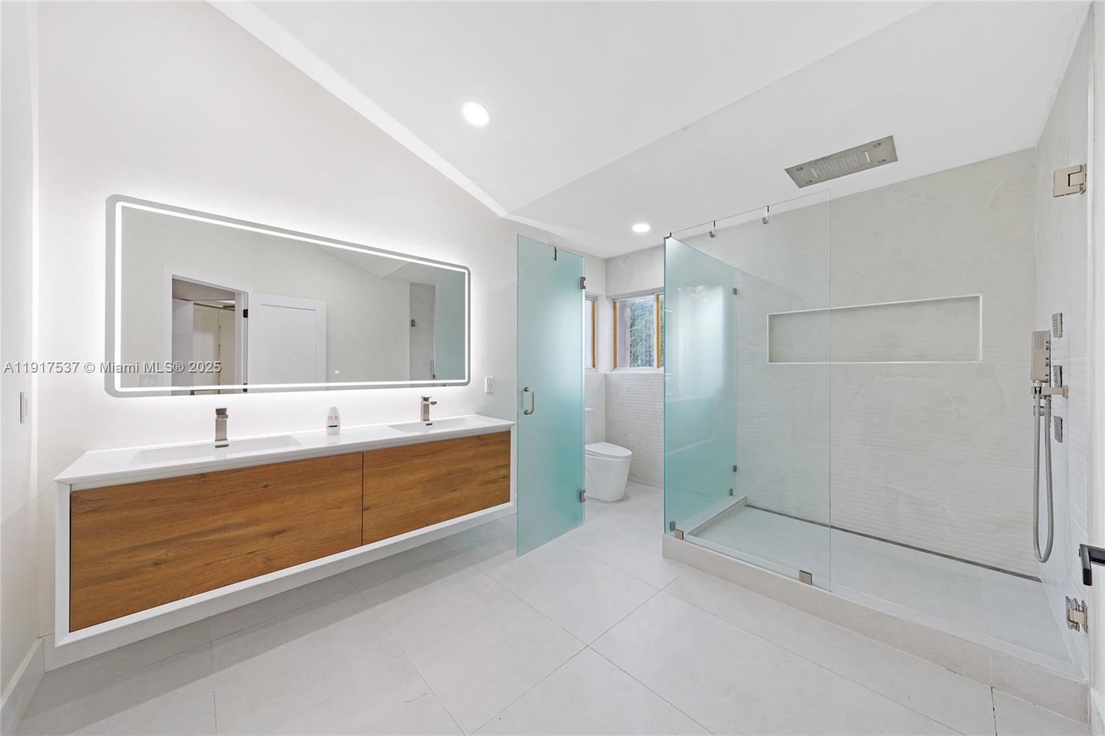 HOLLYWOOD LAKES COUNTRY C - Residential