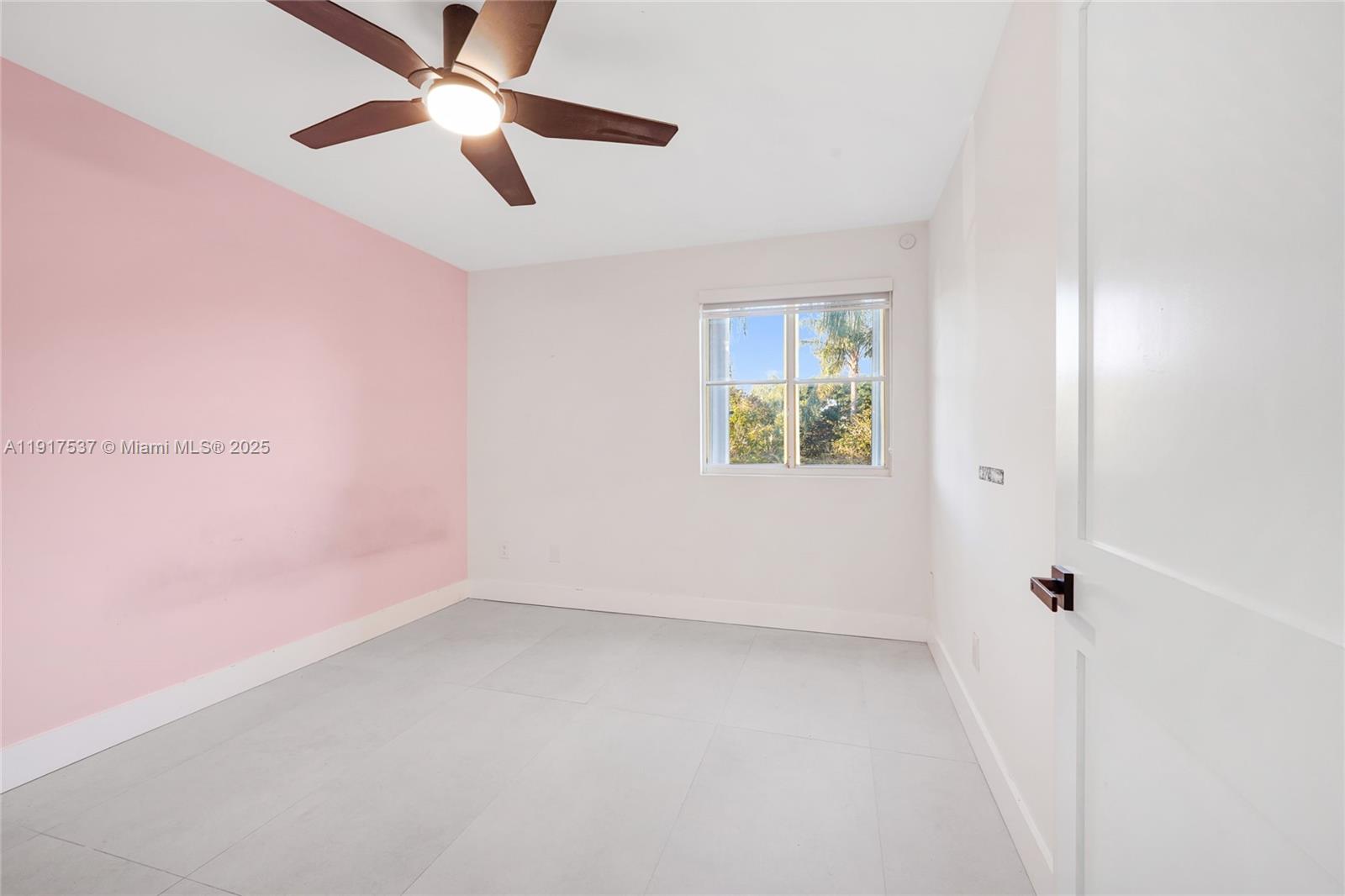 HOLLYWOOD LAKES COUNTRY C - Residential