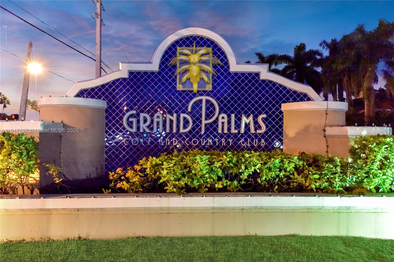 HOLLYWOOD LAKES COUNTRY C - Residential