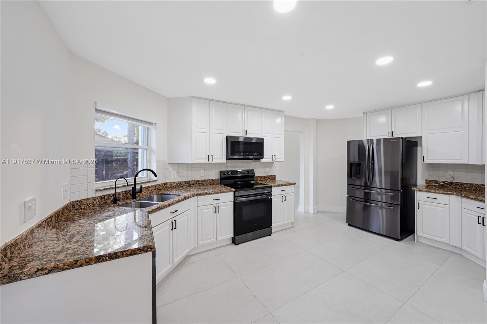 HOLLYWOOD LAKES COUNTRY C - Residential