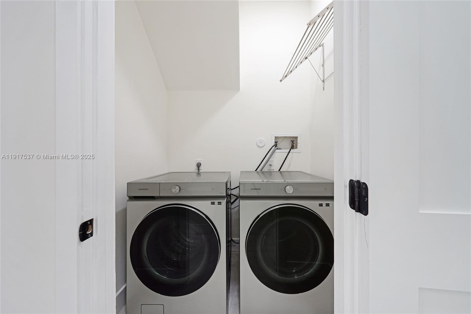 HOLLYWOOD LAKES COUNTRY C - Residential