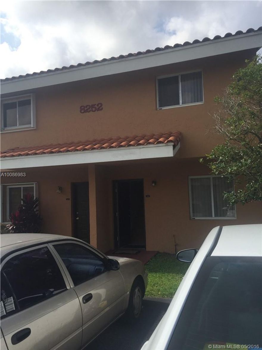 NICE 2 BEDROOM 2.5 BATHROOM TOWNHOUSE CENTRALLY LOCATED.