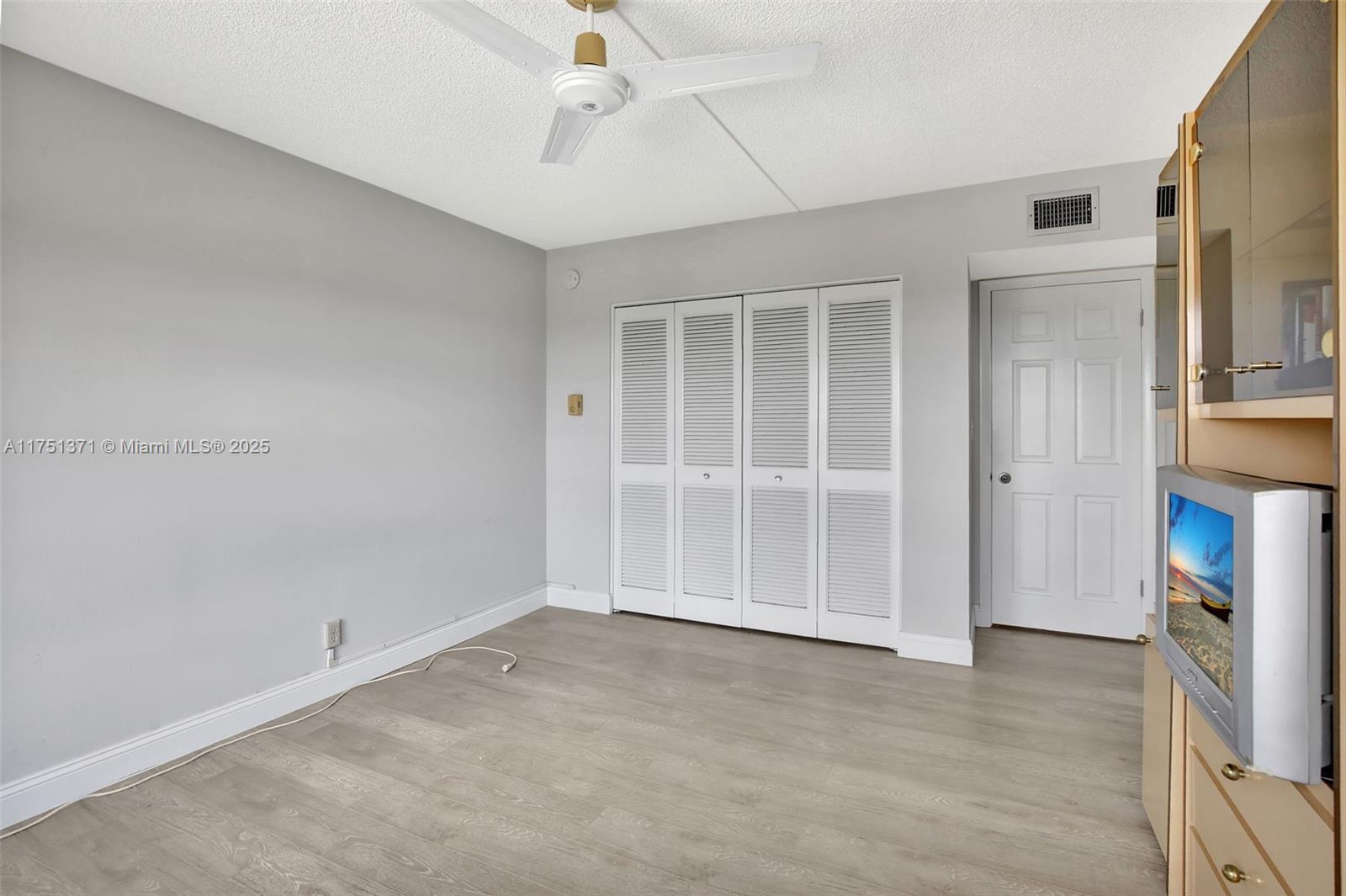 COUNTRY CLUB TOWER - Residential