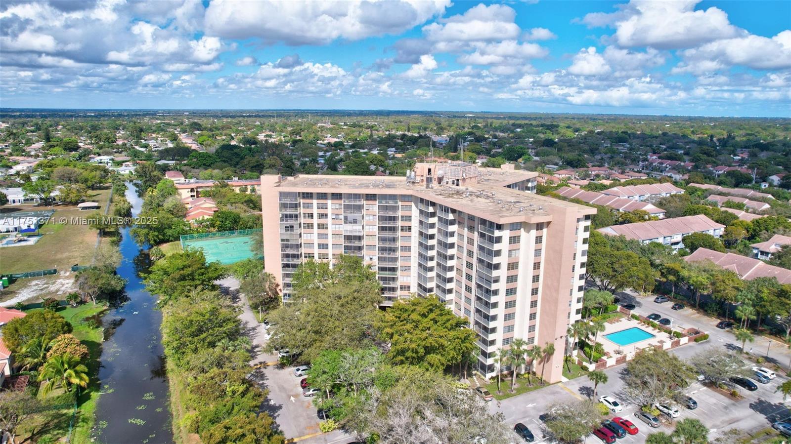 COUNTRY CLUB TOWER - Residential