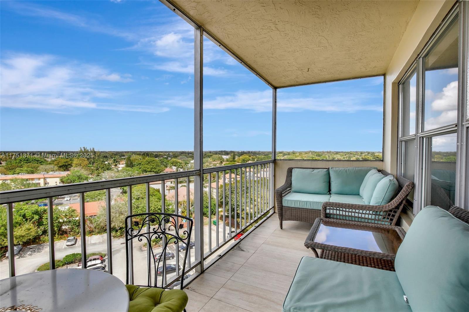 COUNTRY CLUB TOWER - Residential