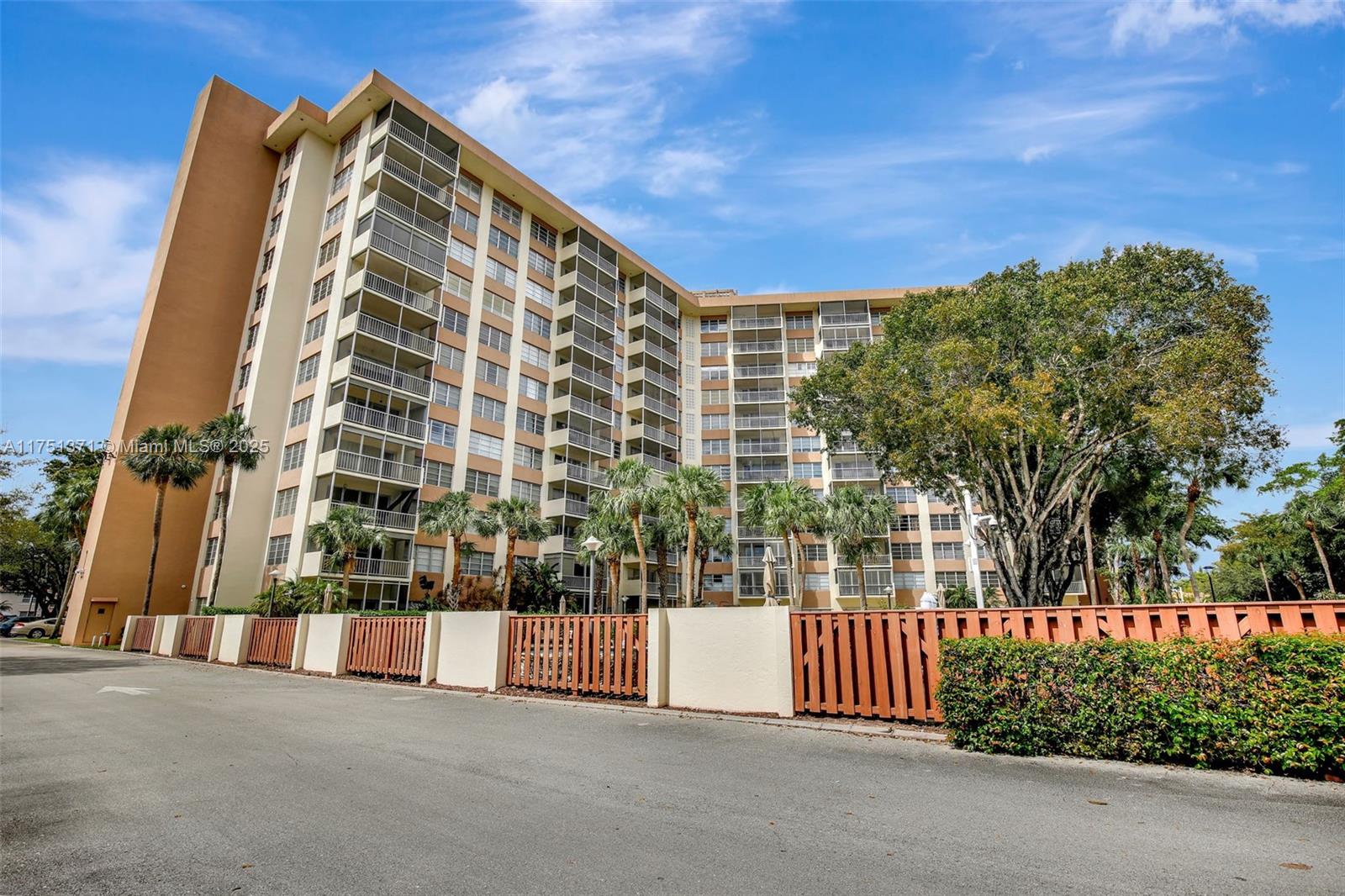 COUNTRY CLUB TOWER - Residential