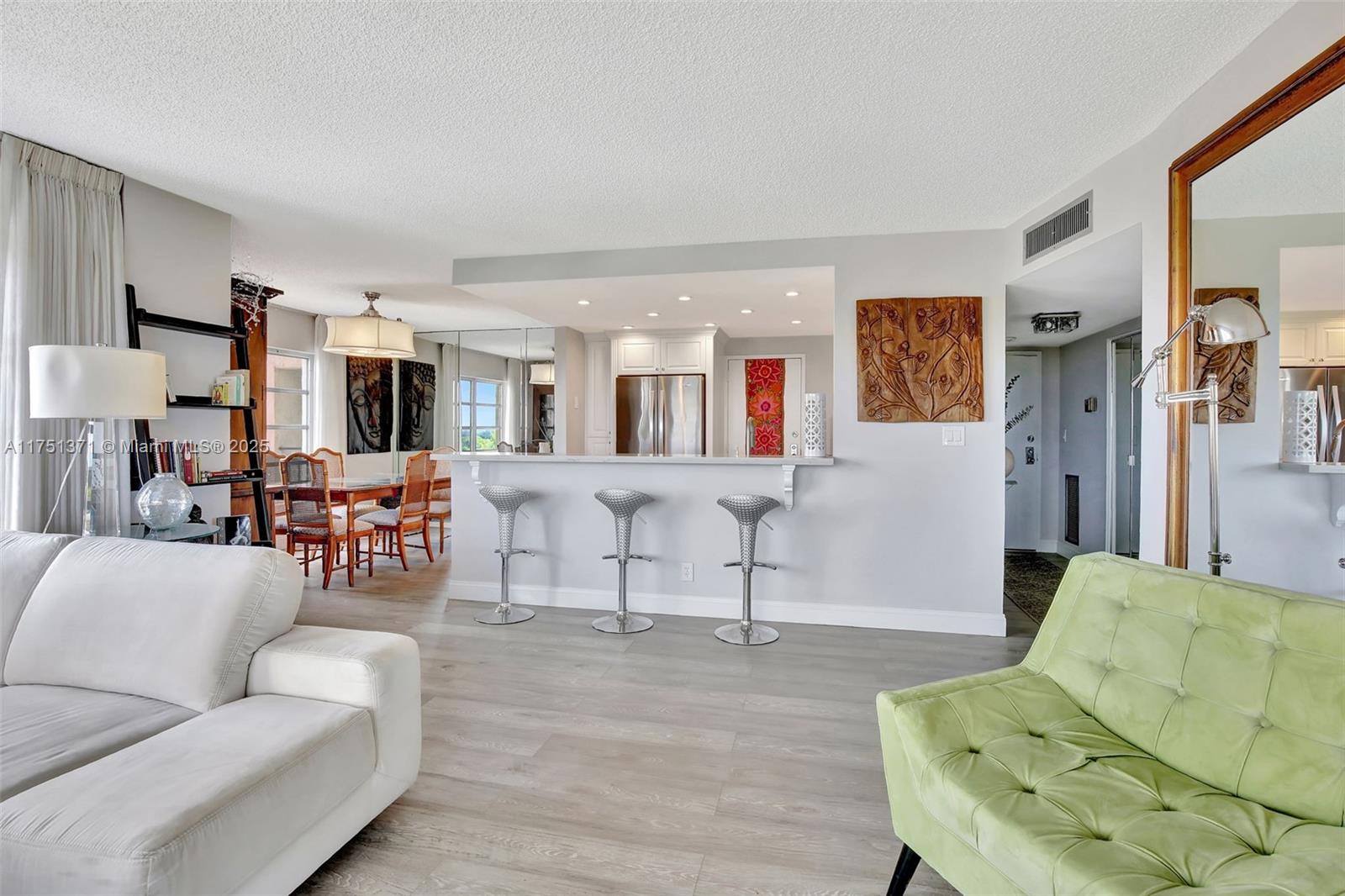 COUNTRY CLUB TOWER - Residential