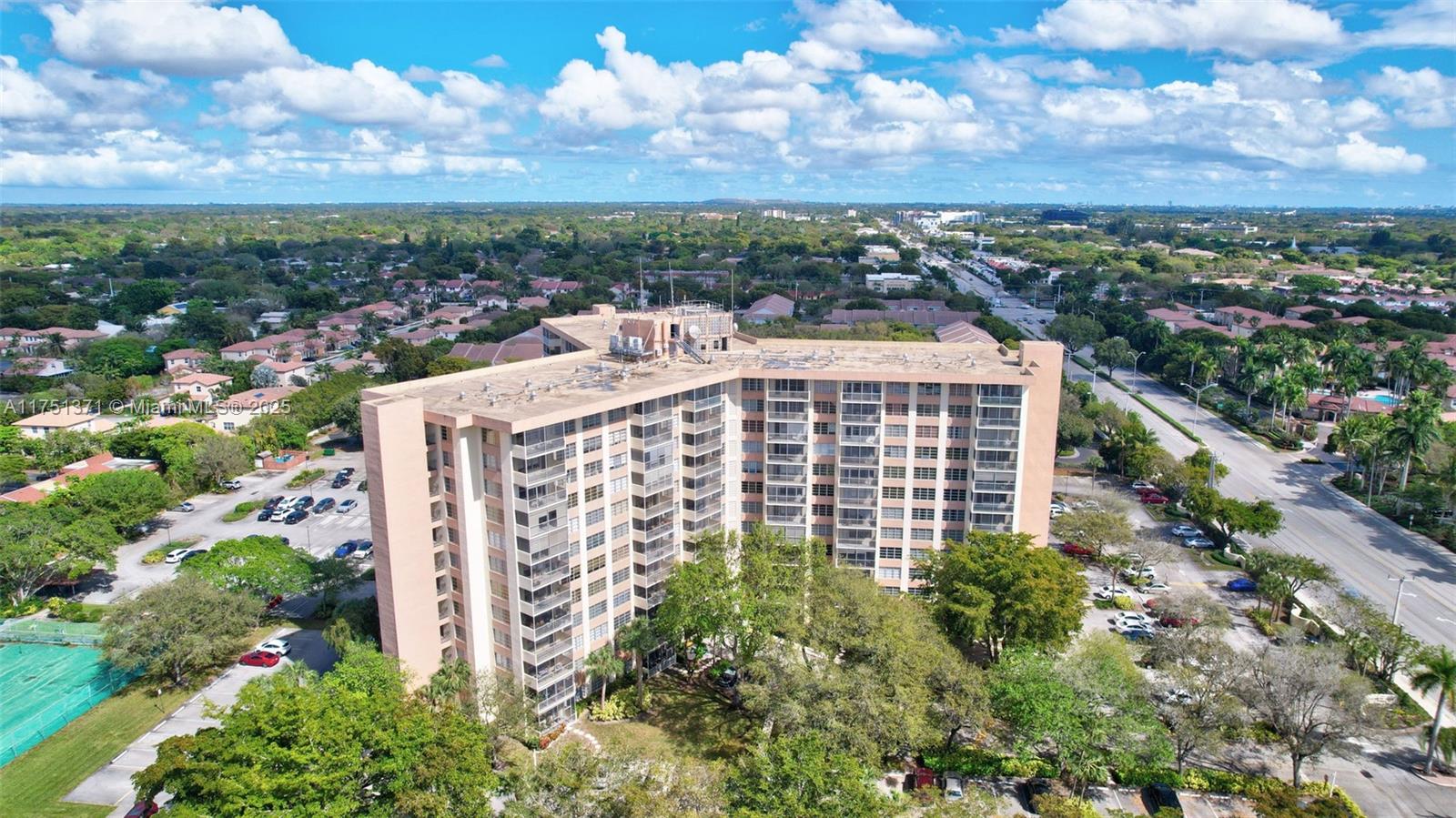 COUNTRY CLUB TOWER - Residential