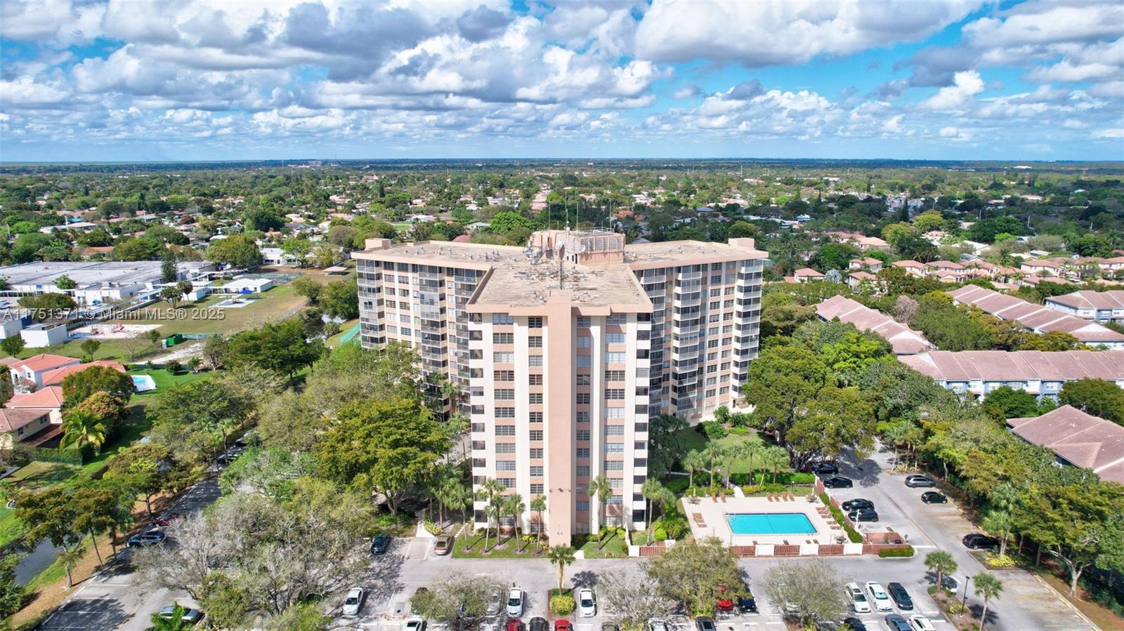 COUNTRY CLUB TOWER - Residential