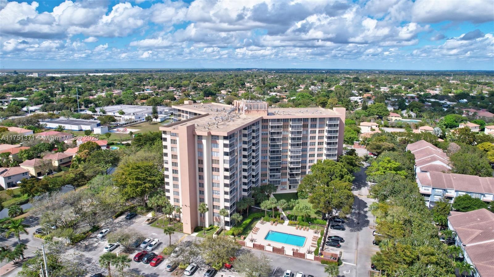 COUNTRY CLUB TOWER - Residential