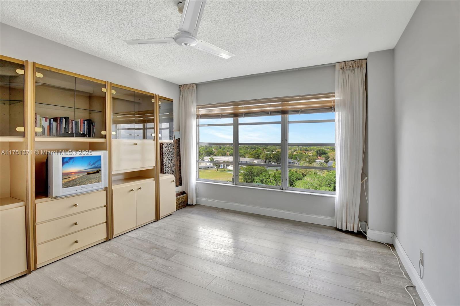 COUNTRY CLUB TOWER - Residential