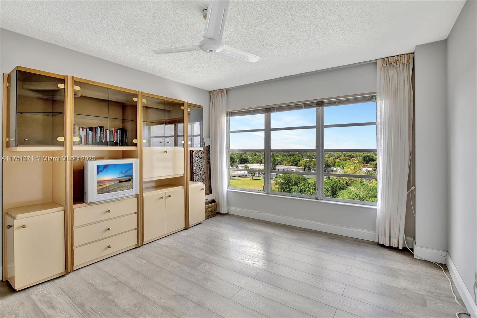 COUNTRY CLUB TOWER - Residential