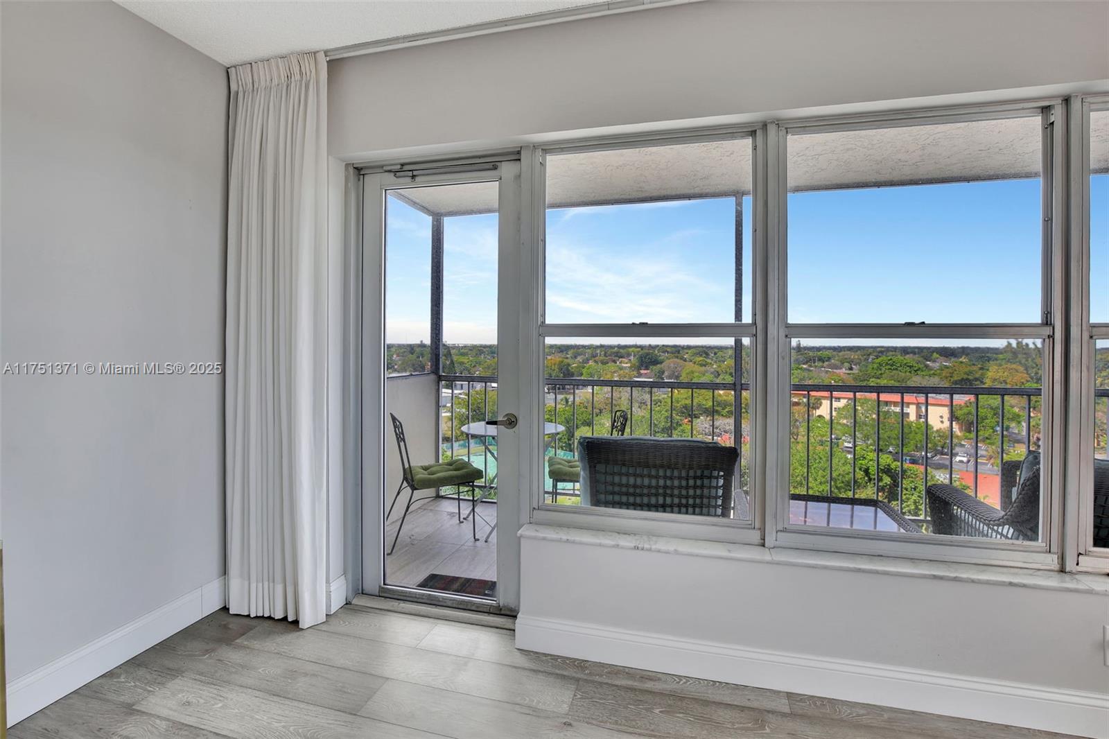 COUNTRY CLUB TOWER - Residential