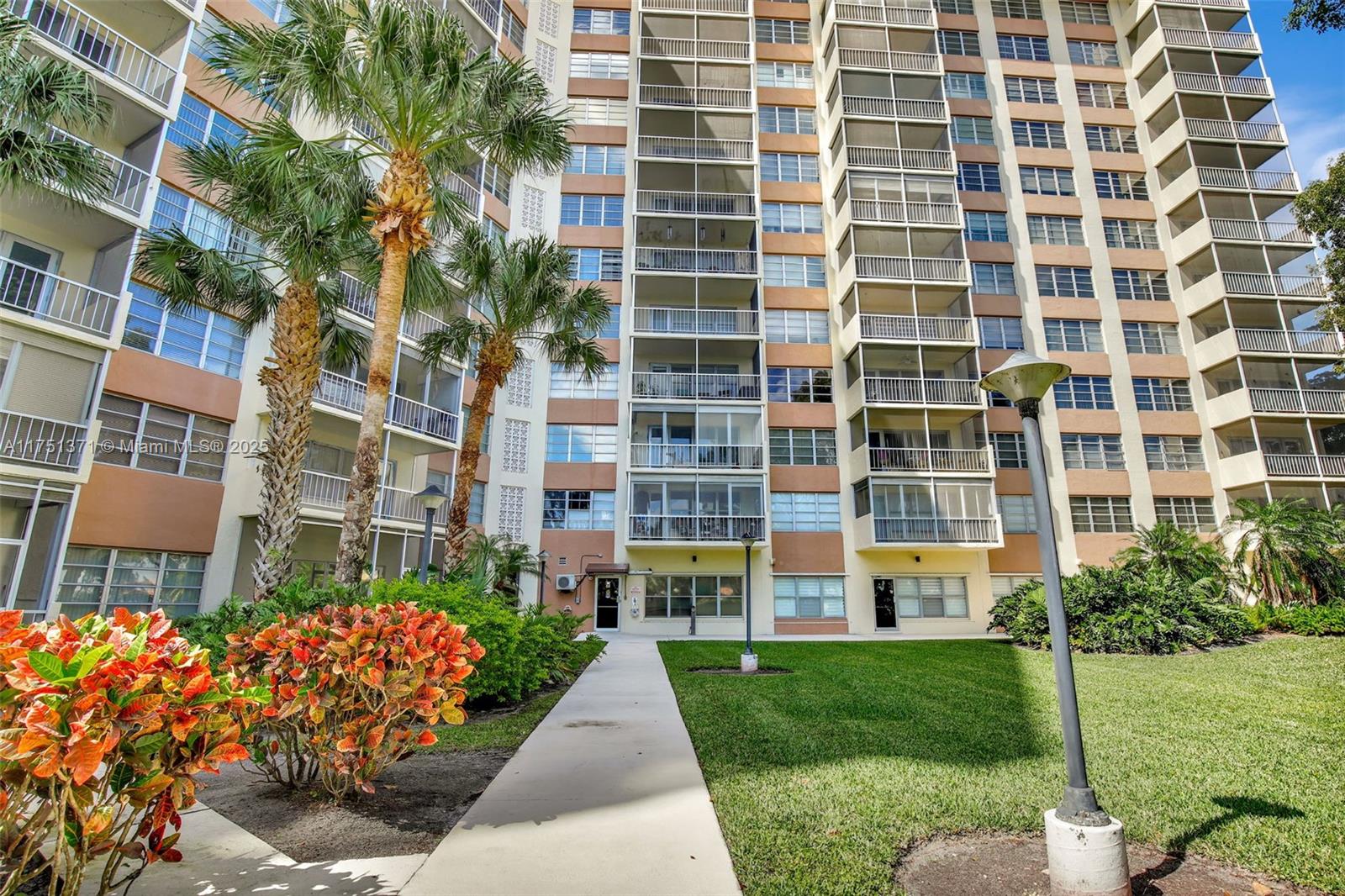 COUNTRY CLUB TOWER - Residential