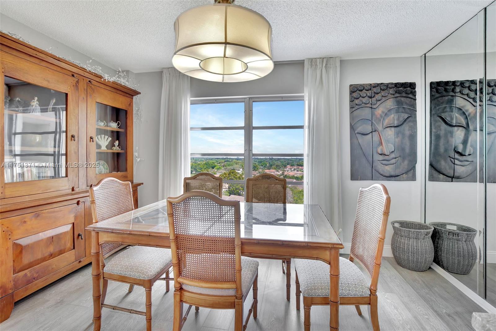 COUNTRY CLUB TOWER - Residential