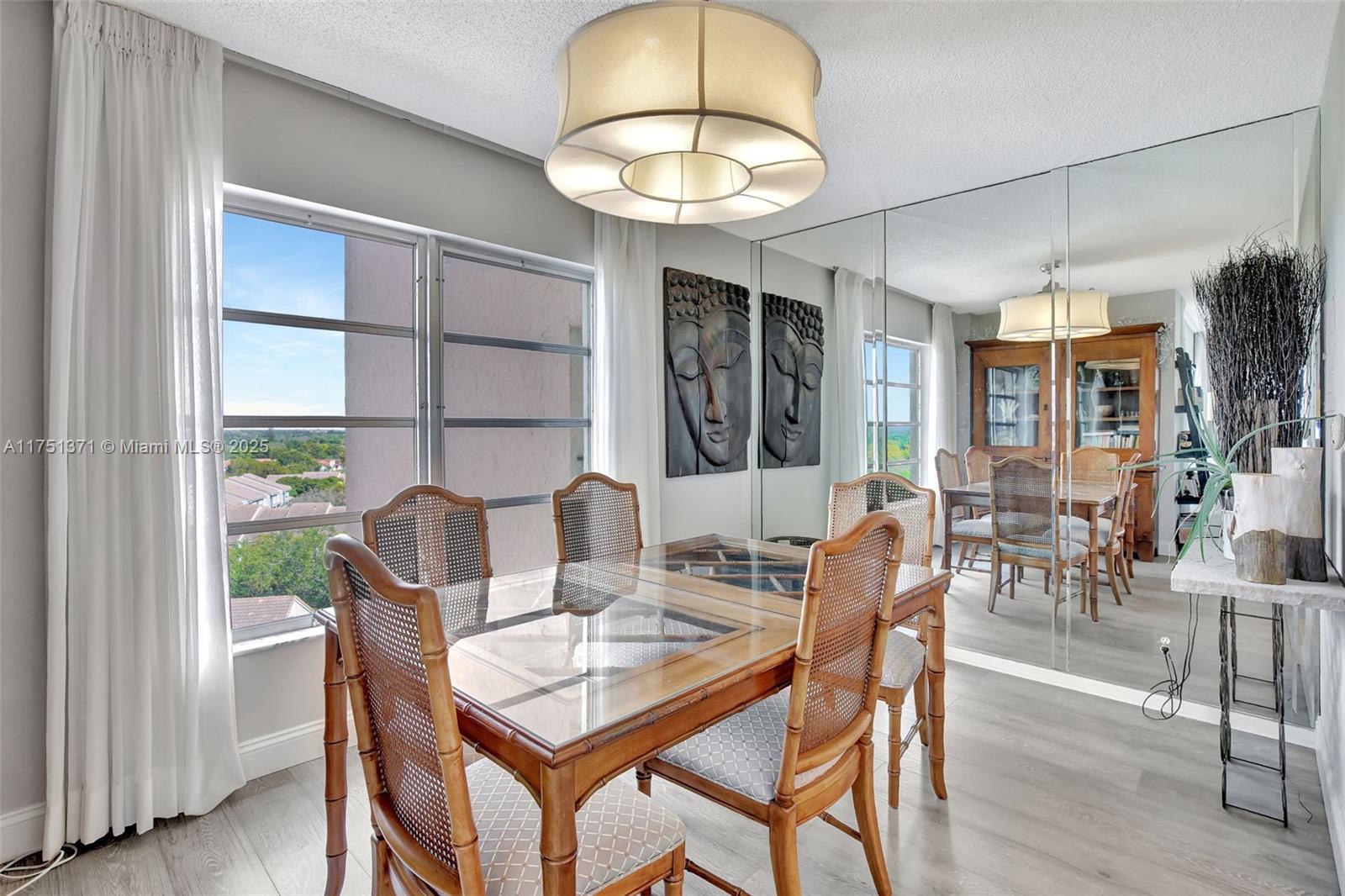 COUNTRY CLUB TOWER - Residential