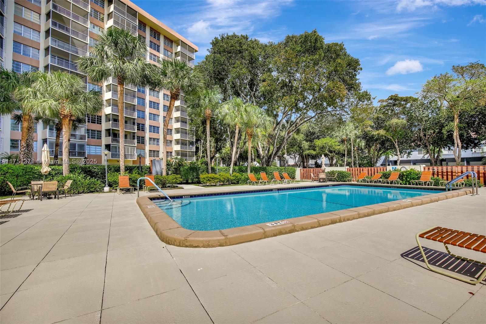 COUNTRY CLUB TOWER - Residential