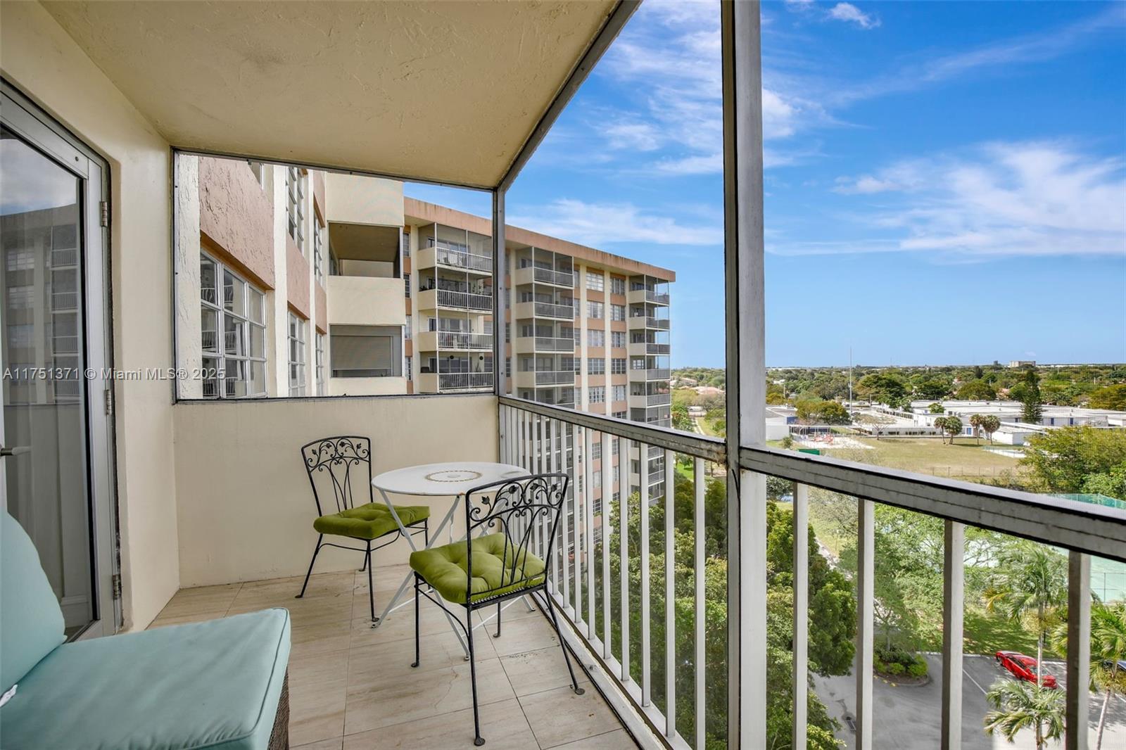COUNTRY CLUB TOWER - Residential