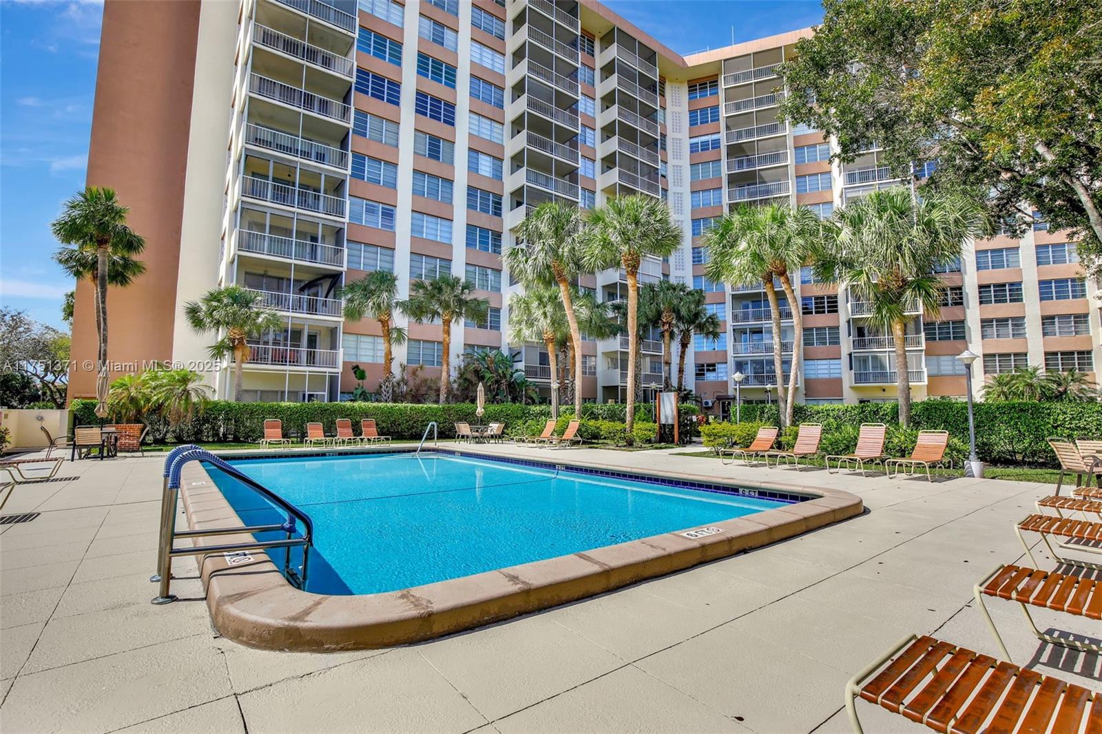 COUNTRY CLUB TOWER - Residential