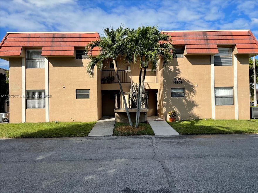 First floor unit 2BR/2BA condo with ceramic tile, washer/dryer and private screened porch. Freshly painted, 1 assigned parking space, guest parking. Location is unbeatable, close distance to market, pharmacy, restaurants, schools (close to everything you need for convenience and leisure. You can enjoy all the amenities of the Hammock Club: Pool, tennis, child play area, beach, lakes clubhouse & more. Only first & 1 month security deposit.