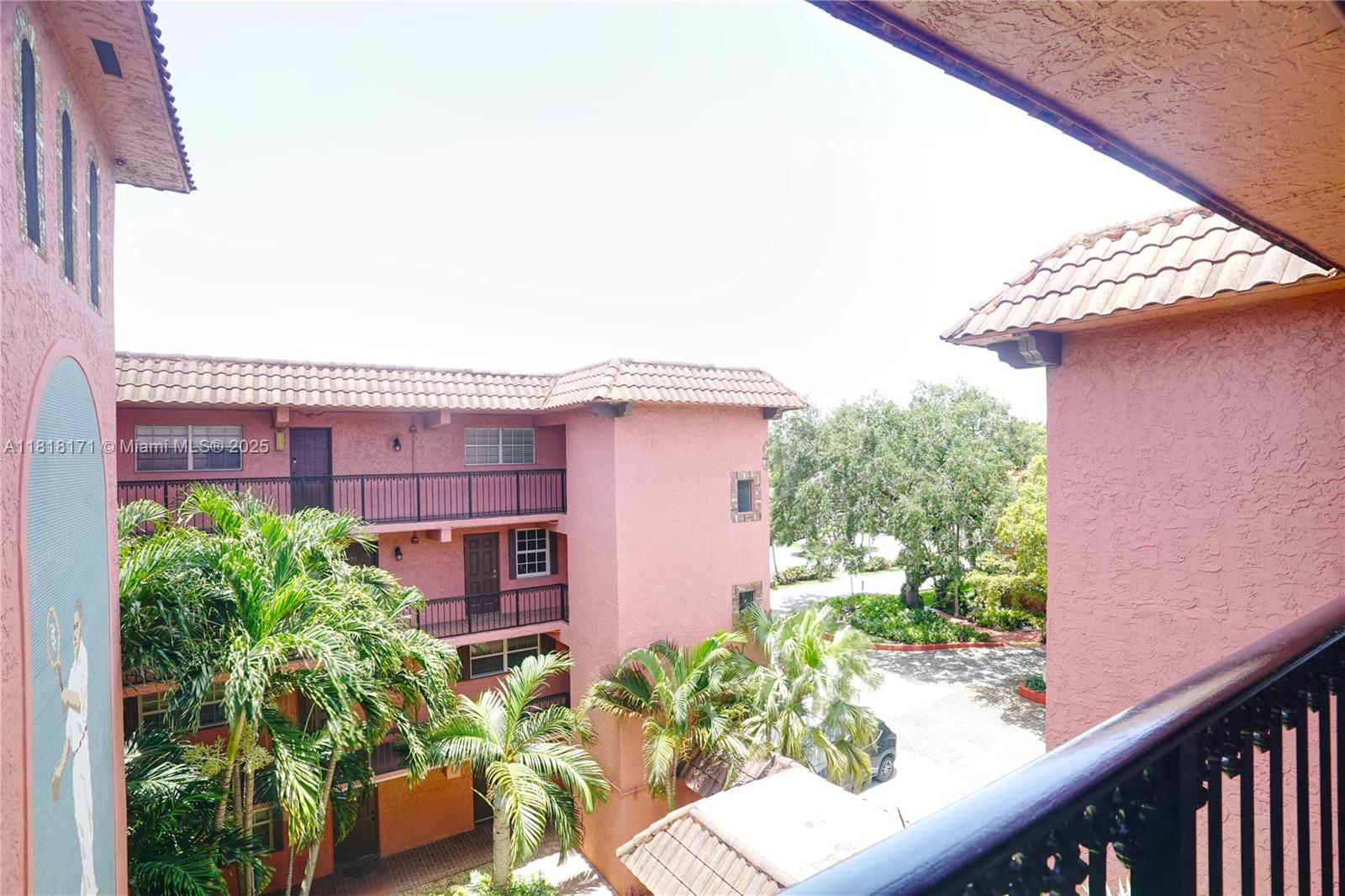 TENNIS CLUB DAVIS CONDO - Residential