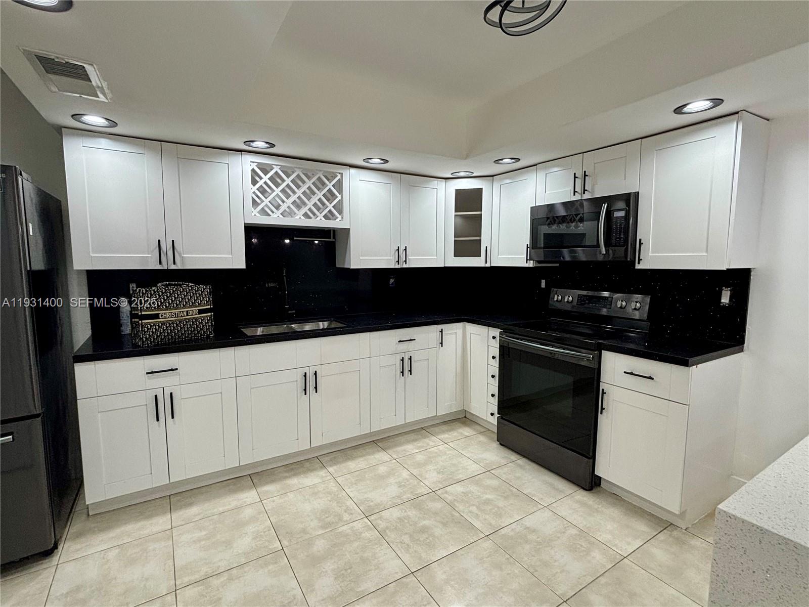 KNOLLS 2 SEC - Residential Lease