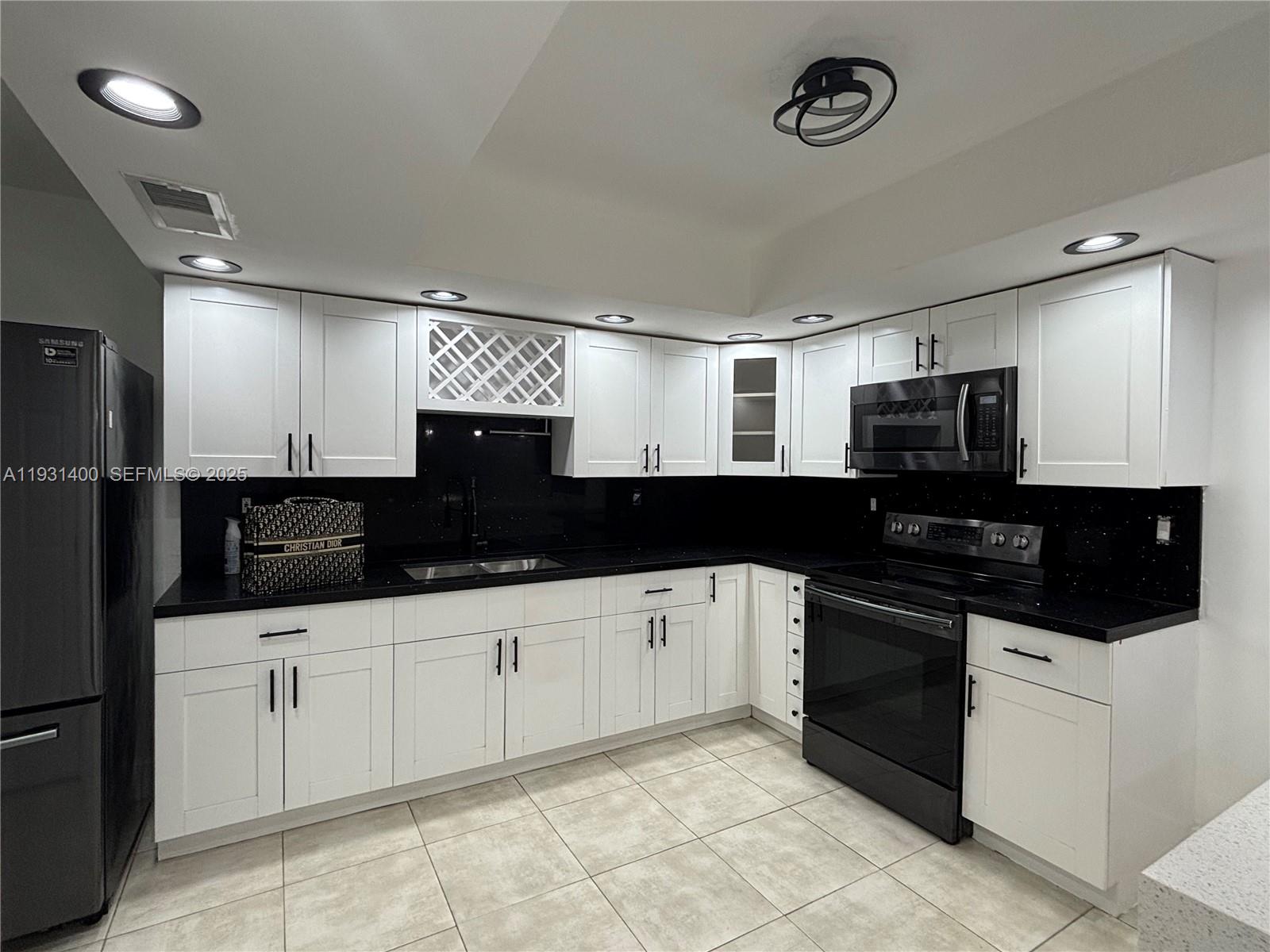 KNOLLS 2 SEC - Residential Lease