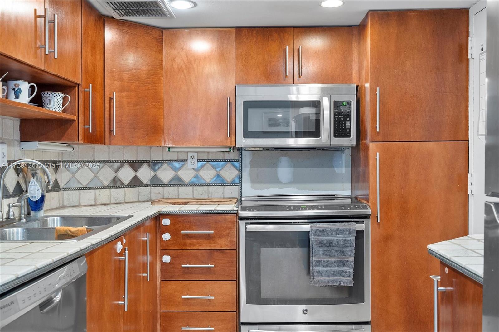 ARLEN HOUSE CONDO - Residential