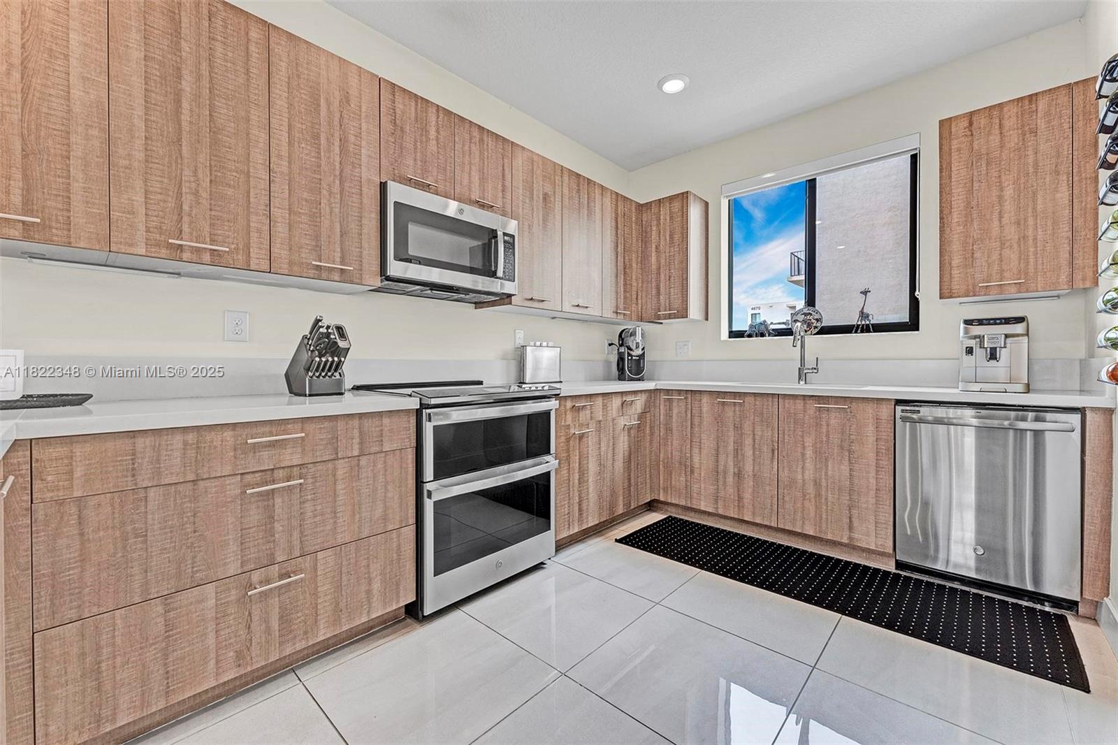 DOWNTOWN DORAL SOUTH PHAS - Residential