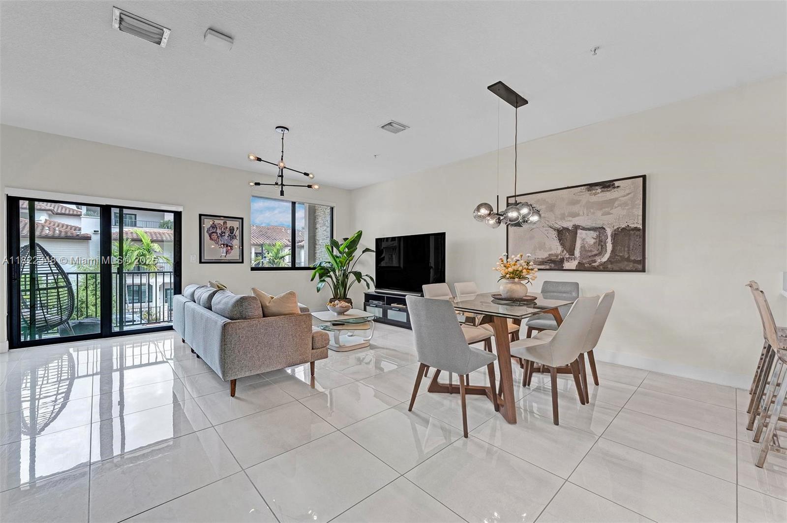 DOWNTOWN DORAL SOUTH PHAS - Residential