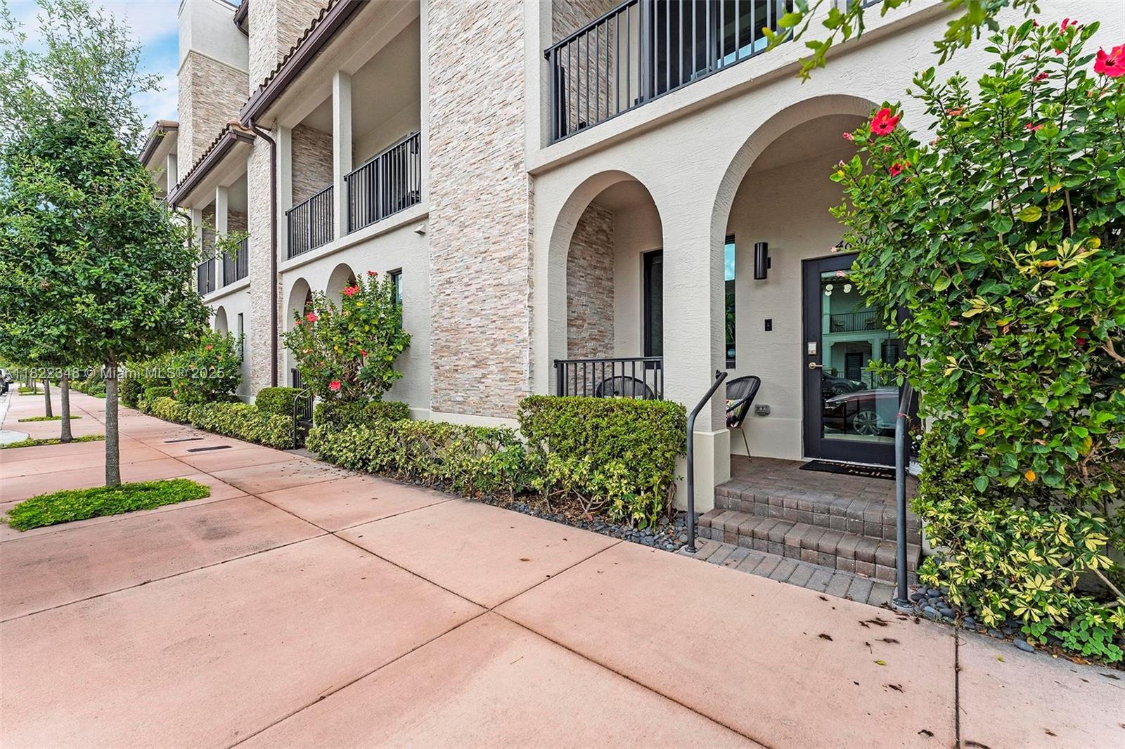 DOWNTOWN DORAL SOUTH PHAS - Residential