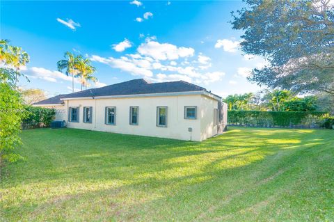 Tiny photo for 885 Tanglewood Cir, Weston, FL 33327 (MLS # A12024094)