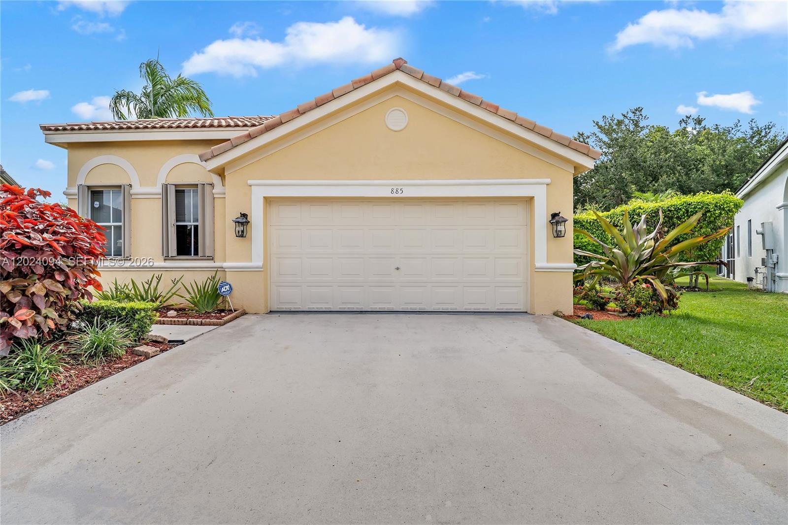 885 Tanglewood Cir