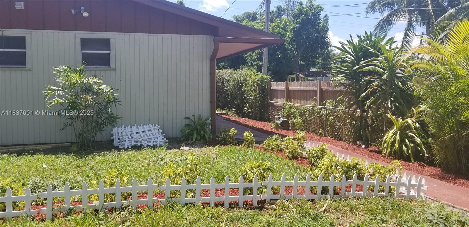 BEAUTIFUL & SPACIOUS 3BDR / 2 BATH & FAMILY ROOM IN THE HEARTH OF HOLLYWOOD. VERY QUIET INDEPENDENT APARTMENT, MORE LIKE A SINGLE FAMILY. EAST OF I-95, MINUTES AWAY FROM HOLLYWOOD BEACH BOARDWALK EASY ACCESS TO MAJOR ROADS AND HIGHWAY. WALKING DISTANCE TO YOUNG CIRCLE. NICE PRIVATE GARDEN & PATIO. WASHER & DRYER IN THE UNIT. FRESHLY PAINTED IT. CENTRAL A/C. TWO ASSIGNED PARKING SPACES. TENANT PAYS WATER & ELECTRICITY. ONE SMALL PET IS ALLOWED WITH AN ADDITIONAL SECURITY DEPOSIT:$250 AND ADDITIONAL RENT:$25. 2 MONTH SECURITY DEPOSIT + 1 MONTH RENT. 650 MINIMUM CREDIT SCORE. APPROVAL WITHIN 24 HOURS. AVAILABLE NOW!!