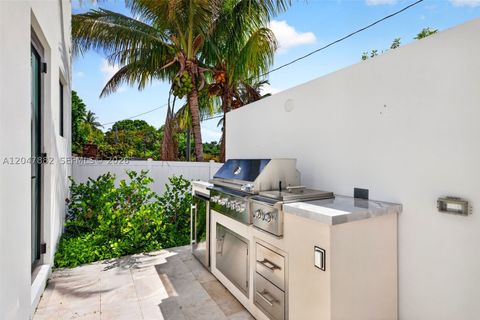 Tiny photo for 2015 NE 4th Ave, Wilton Manors, FL 33305 (MLS # A12047882)