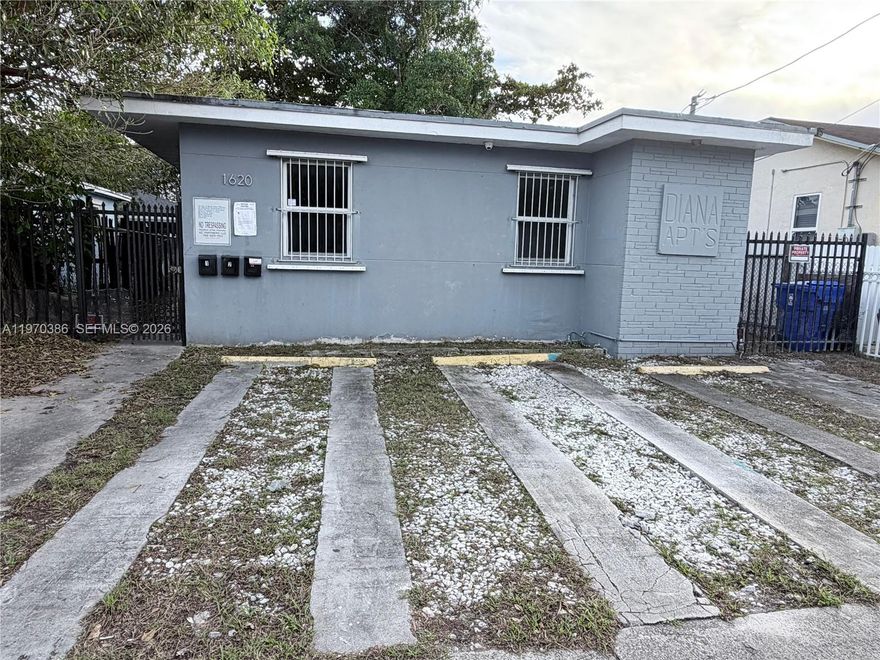 Triplex  in the Liberty City area, 3 separate units, each with its own electric and water meters. Its close to school, shopping centers and public transportation, This growing area is ideal for an investment opportunity.