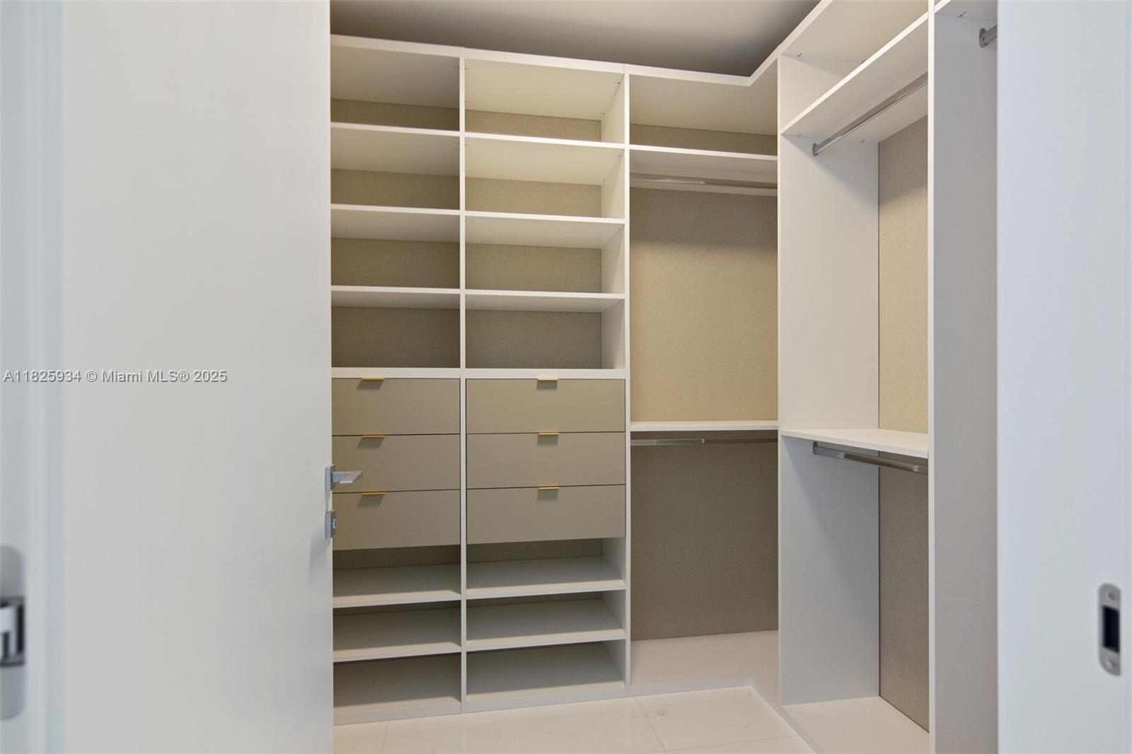 ASTON MARTIN RESIDENCES - Residential