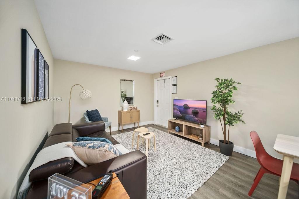 HOLLYWOOD PARK - Residential Lease