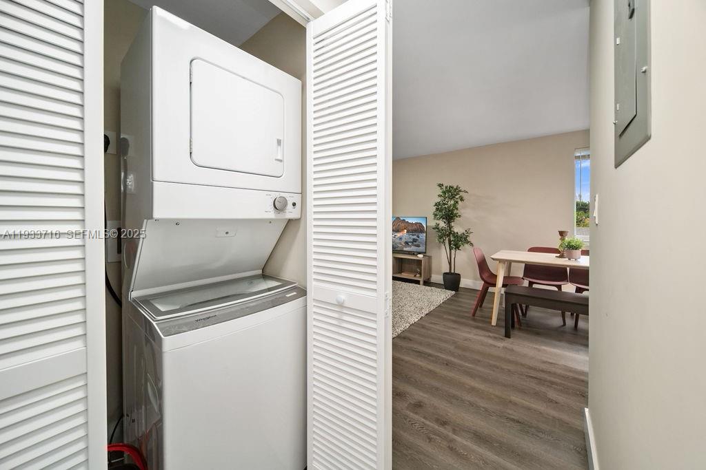 HOLLYWOOD PARK - Residential Lease