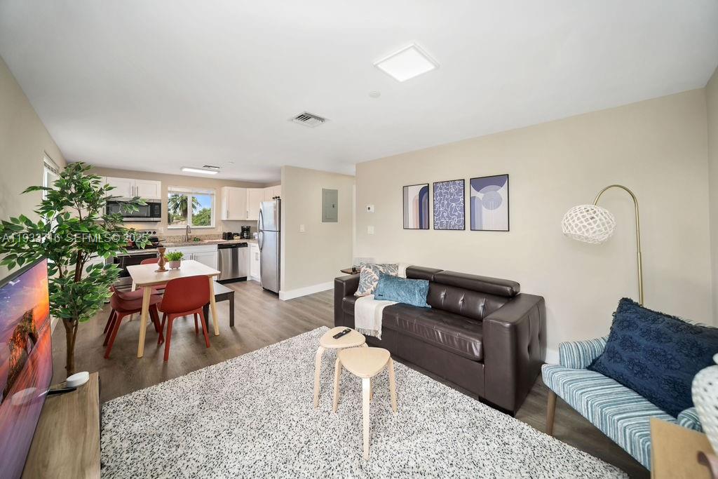 HOLLYWOOD PARK - Residential Lease